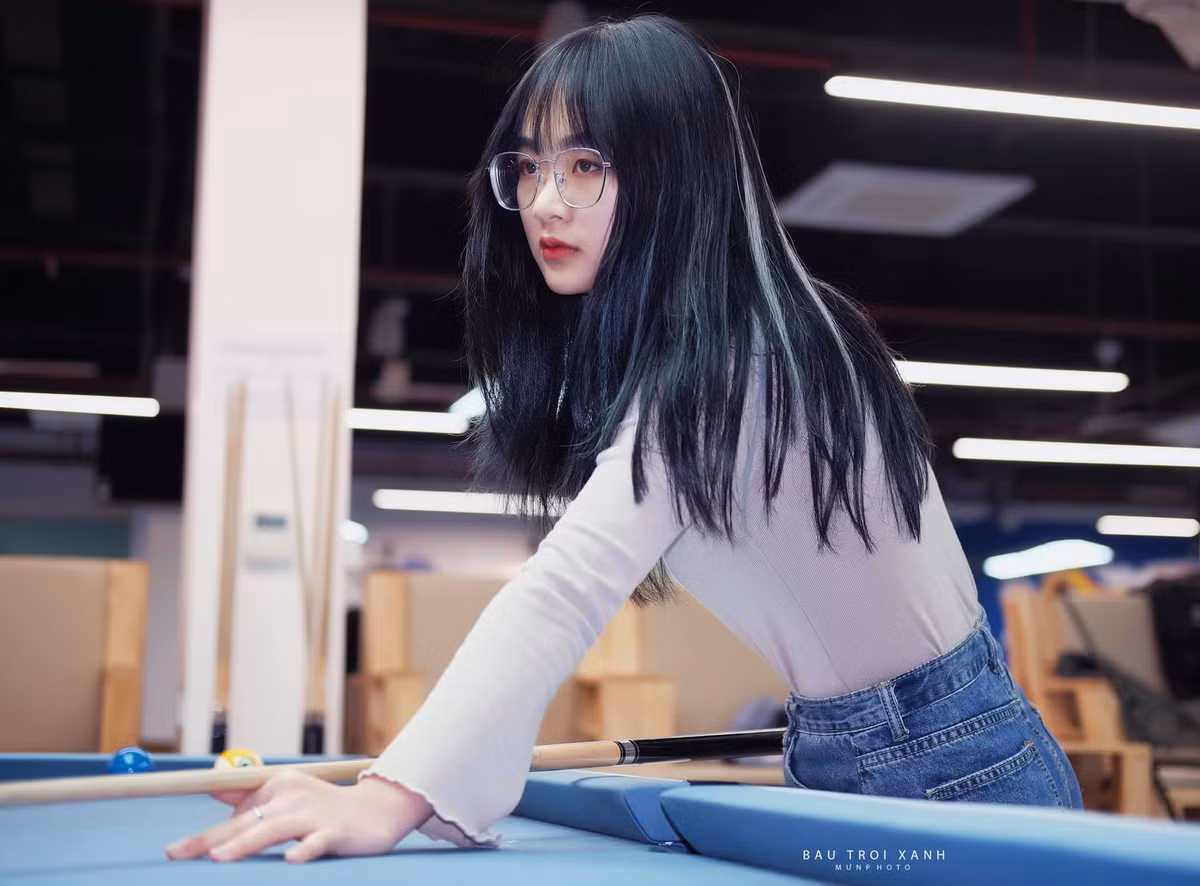 Ngoài nổi tiếng trên TikTok, Gấm Kami còn nhanh chóng thu hút lượng người theo dõi khổng lồ nhờ tài năng chơi bi-a "siêu đỉnh", cũng từ đây mà cư dân mạng gọi cô là "thánh nữ bi-a".