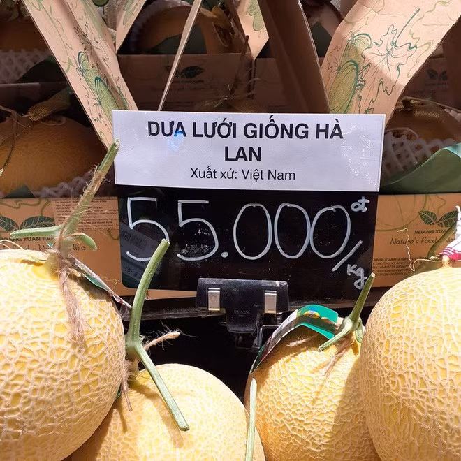 Dọc hai bên đường, biển quảng cáo hài hước xuất hiện tràn lan và đã trở thành nét đặc trưng của đường phố Việt Nam. Tuy nhiên thi thoảng sẽ xuất hiện biển "bá đạo" khiến người dân đi đường không thể nhịn được cười, phải nhanh tay rút điện thoại ra chụp lại.