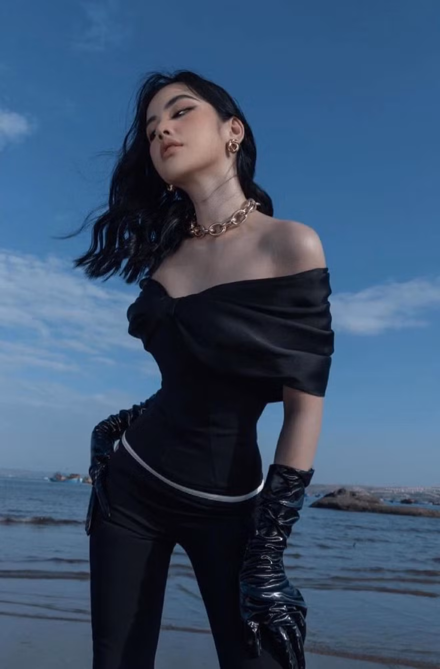 Tuy nhiên trong loạt ảnh lookbook chụp ở biển mới đây, cư dân mạng không khỏi thắc mắc vì vòng eo siêu thực của cô nàng.