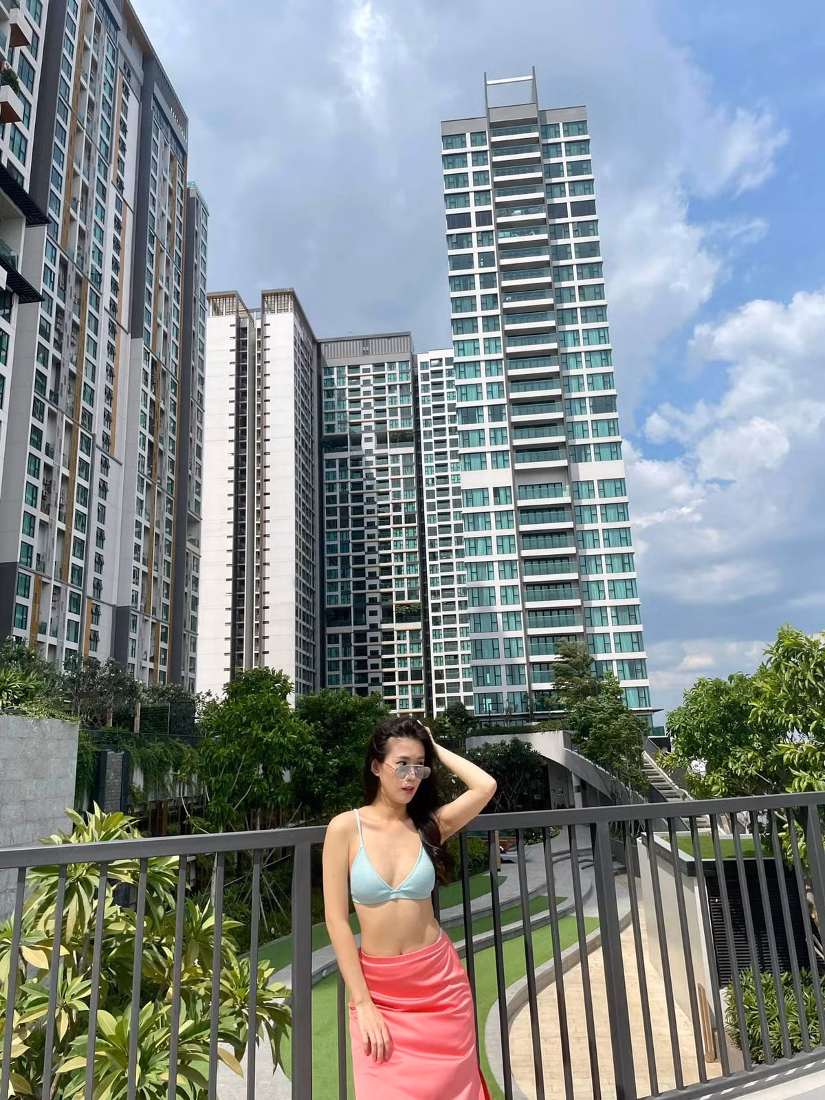 "Hot girl số 1 Sài thành" Ngọc Thảo mới đây đã trở thành mỹ nhân tiếp theo gia nhập đường đua "bikini" khi mới chớm hè. Một lần nữa, vóc dáng của hot girl tuổi 31 được cư dân mạng trầm trồ khen ngợi.