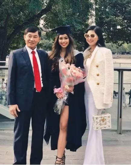 Tiên Nguyễn thừa hưởng nhiều nét đẹp từ mẹ, đặc biệt là đôi mắt to tròn và đen láy. Nụ cười quý phái và sắc sảo của cô dường như là "sao y bản chính" mẹ mình.
