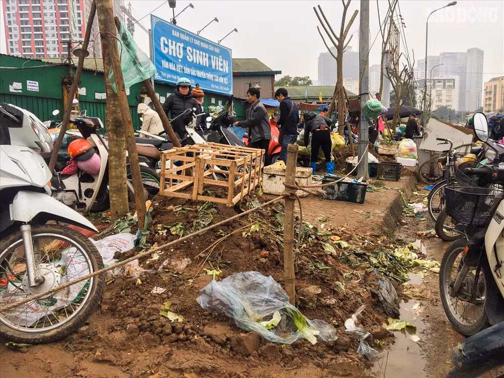 Vỉa hè cũng bị lấn chiếm hoàn toàn. 