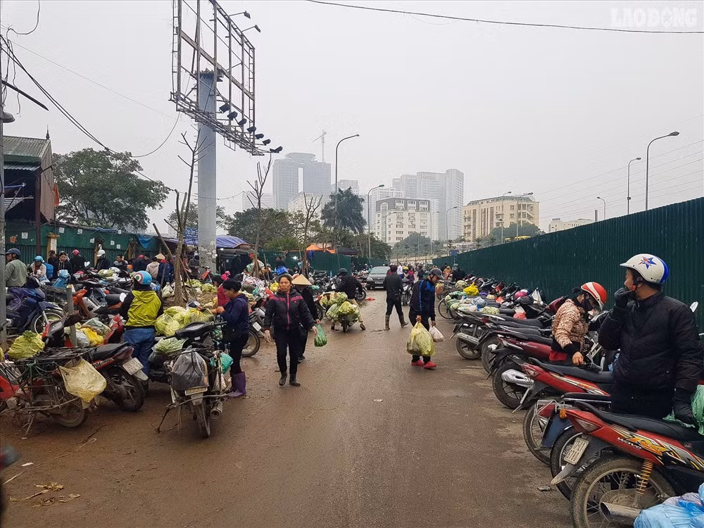 Bãi gửi xe nằm án ngữ giữa lòng đường. 