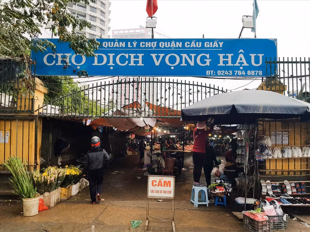 Hơn 20 chợ tạm được đưa vào danh sách “khai tử” nhưng chợ Sinh viên (hay còn gọi là chợ nông sản Dịch Vọng Hậu) vốn là chợ tạm lấn chiếm vỉa hè lòng đường đến nay vẫn còn hoạt động gây ô nhiễm môi trường, mất an toàn giao thông, mỹ quan đô thị. 