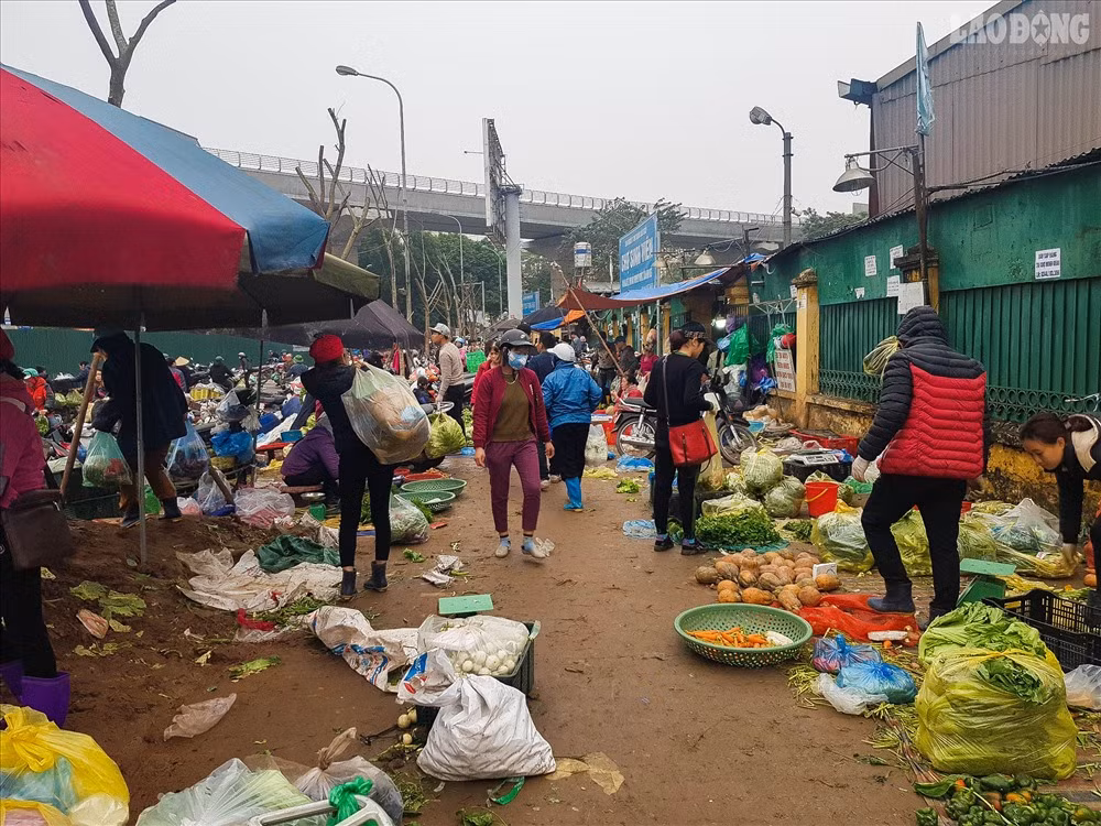 Nông sản bày bán la liệt trên mặt đất. 