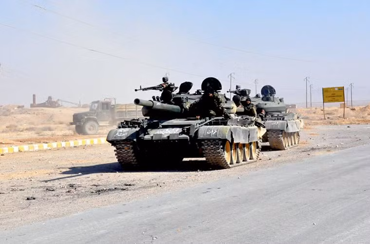 Các hình ảnh mới nhất từ chiến trường Syria cho thấy, ngay khi vừa tiếp nhận các xe tăng T-62M hàng viện trợ từ Nga, Quân đội Syria đã nhanh chóng triển khai số vũ khí này tới các mặt trận nóng bỏng nhất như Palmyra, Homs để chiến đấu chống lại các cuộc phản kích của phiến quân IS. Nguồn ảnh: Fars