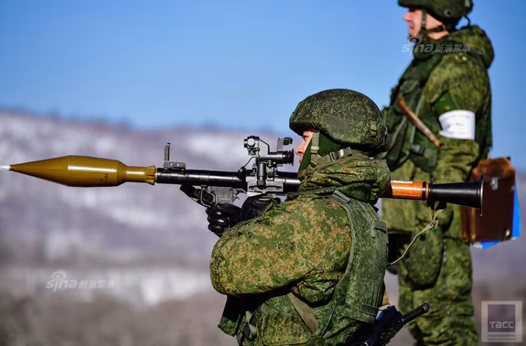 Súng chống tăng B41 – định danh của Việt Nam dành cho khẩu RPG-7 do Cục thiết kế Bazalt phát triển cho Hồng quân Liên Xô năm 1961. Đây được coi là vũ khí chống tăng cá nhân huyền thoại của các huyền thoại trong lịch sử thế giới với 9 triệu khẩu được chế tạo, sử dụng chiến đấu suốt từ những năm 1960 đến tận hôm nay. Nguồn ảnh: TASS