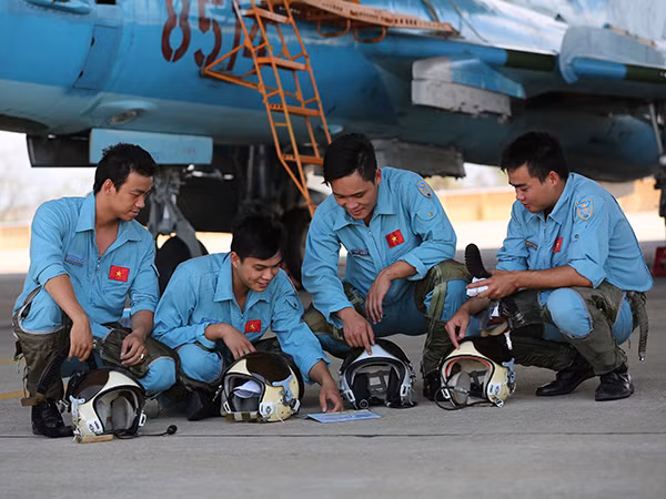 Các phi công Trung đoàn 937 trao đổi sau khi hoàn thành ban bay. Nguồn ảnh: Báo Phòng Không – Không quân