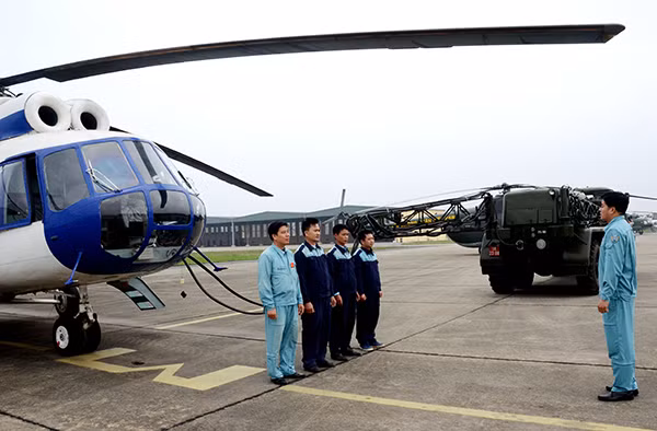 Phi công tiếp thu máy bay. Nguồn ảnh: Báo Phòng Không – Không quân