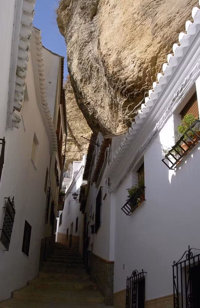 Setenil de las Bodegas, Tây Ban Nha: Đây là một thị trấn nhỏ với dân số khoảng 3000 người, những ngôi nhà ở đây không nằm dưới lòng đất, mà ở bên dưới vách núi khổng lồ với kiến trúc kiên cố. Setenil de las Bodegas từng được sử dụng như một pháo đài quân sự của đế chế La Mã.