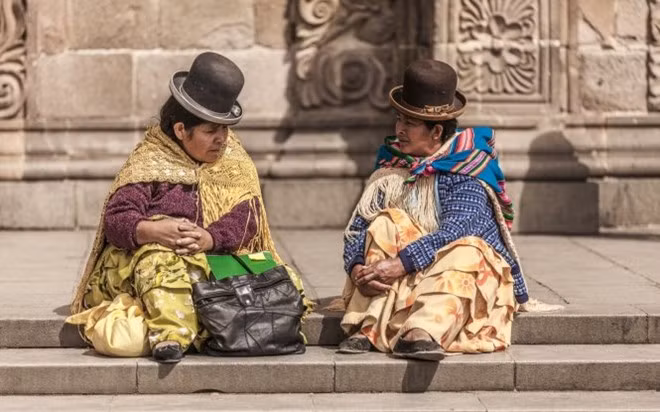 Trang phục truyền thống mũ Bowler của Bolivia.