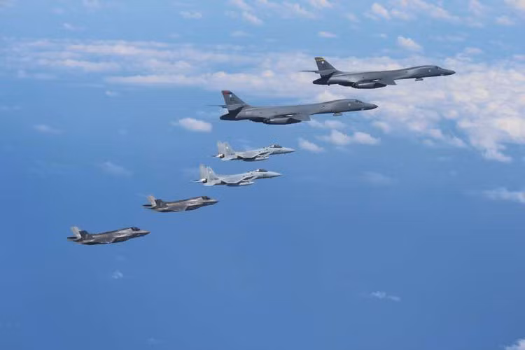 Dù tướng Dawkins không đề cập chi tiết về phi đội B-1B Lancer đang làm nhiệm vụ ở Thái Bình Dương, nhưng một số bức ảnh gần đây cho thấy nó mang theo tên lửa JASSM-ER.