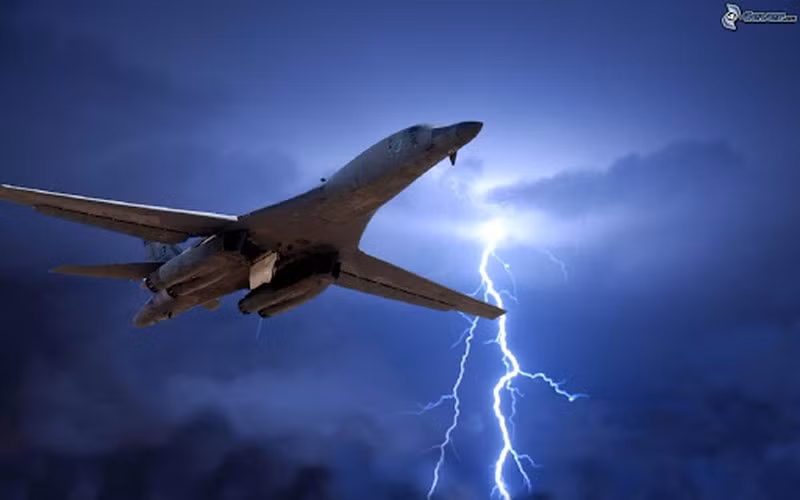 Ngày 28/4, Không quân Mỹ tiếp tục điều động 2 máy bay ném bom B-1B Lancer tuần tra trên Biển Đông.