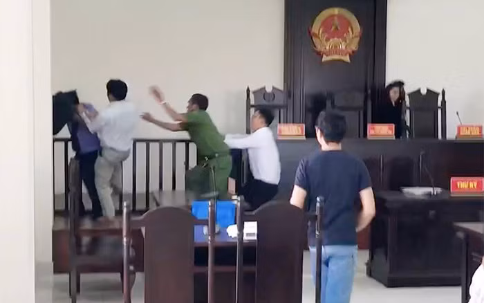 2 năm tù cho kẻ đánh kiểm sát viên gây náo loạn phiên tòa 2 nam tu cho ke danh kiem sat vien gay nao loan phien toa