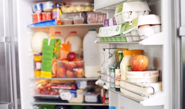 Chất nhiều thực phẩm: Việc để đồ ăn chật ních trong tủ lạnh khiến cho không khí lạnh không thể phân bổ đều đến các nơi trong tủ lạnh, dẫn đến việc hư hỏng đồ ăn. Khi tủ lạnh bị nhét quá nhiều, hãy hạ thấp nhiệt độ của tủ xuống. 