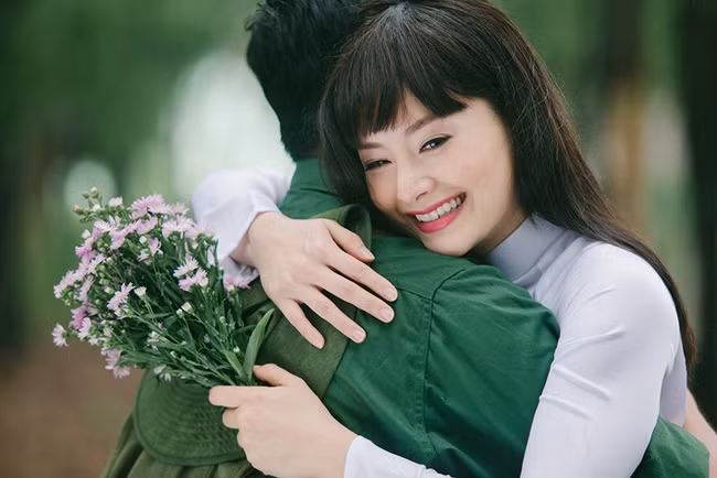 Và cứ thế, những lời thơ dâng trào theo chân hành quân của nhà thơ: "Anh đi xa càng xa…/Tình em như cỏ hoa/Âu yếm và thiết tha/Theo anh dài nương rẫy…". Vào tới nơi đóng quân, ông viết thư cho vợ, chép bài thơ Tình em gửi ra.