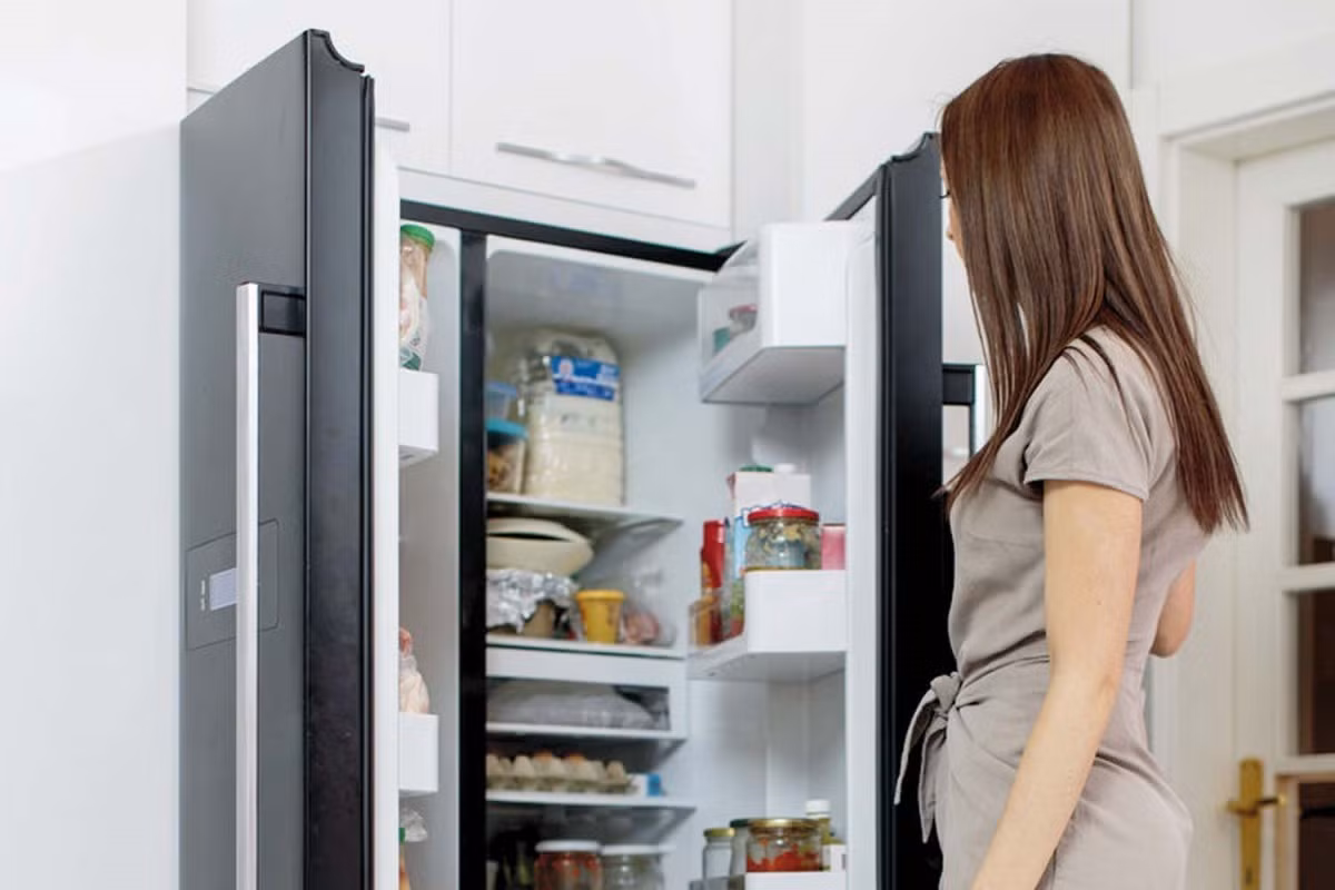 Mở cửa tủ lạnh quá lâu: Đôi khi do quên hoặc thói quen của người dùng khiến tủ lạnh dễ bị mất nhiệt gây tốn điện, hỏng tủ lạnh. Giải pháp là nên dùng tủ lạnh có tính năng báo hiệu khi cửa tủ bị mở quá lâu. Nếu không hãy chú ý hơn về thời gian mở tủ. 
