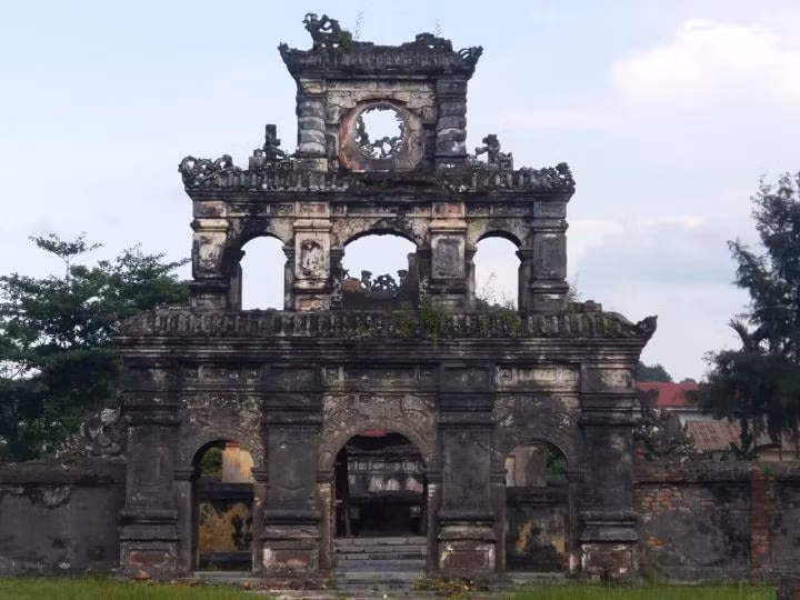 Phía sau điện Long Ân là nơi yên nghỉ của hai vua là Thành Thái và Duy Tân. Trong khu vực này còn nhiều ngôi mộ của những người trong gia quyến thuộc các vị vua trên.
