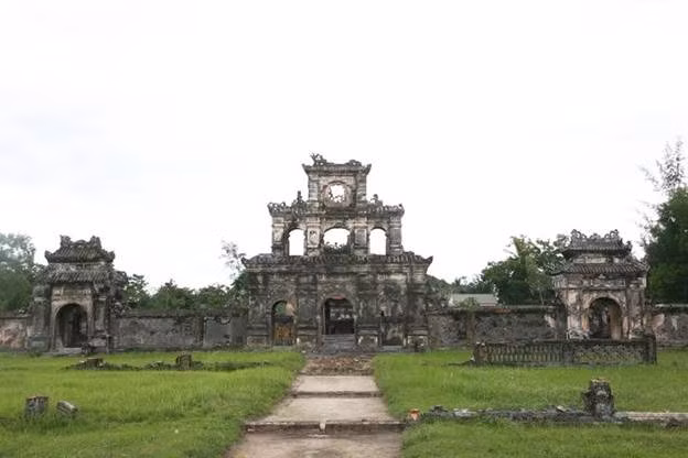 Năm 1889, người con trai của vua Dục Đức là Nguyễn Phúc Bửu Lân được đưa lên ngôi vua với niên hiệu Thành Thái. Sau khi lên ngôi, Thành Thái liền cho xây lăng mộ của cha đàng hoàng và đặt tên là An Lăng.