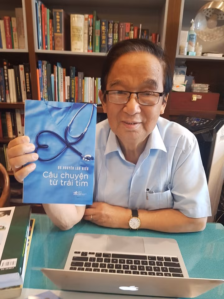 Khi được hỏi cảm nhận về Câu chuyện từ trái tim, GS.TS.NGND. Nguyễn Lân Dũng, đấng sinh thành của tác giả bật mí, ngoài chuyên môn PGS.TS. Nguyễn Lân Hiếu thích sách, ham đọc và rất chịu viết.