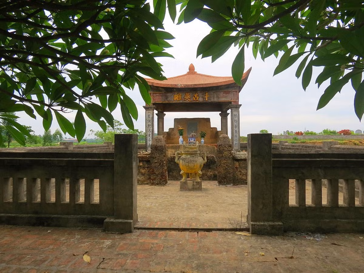 Vế đối đanh thép, tỏ rõ khí phách anh hùng và lòng tự hào dân tộc, nhắc cho Vua Minh nhớ đến: Chiến thắng quân Nam Hán của Ngô Quyền (năm 938), chiến thắng quân Tống của Lê Đại Hành (năm 981), chiến thắng quân Nguyên Mông của Trần Hưng Đạo (năm 1288). (Ảnh: Nhà thờ Thám hoa Giang Văn Minh).