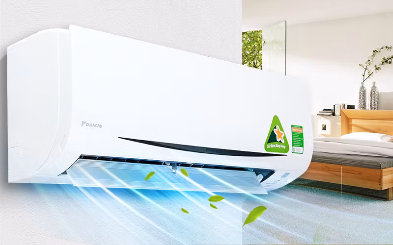 Kết hợp với điều hòa là đóng cửa chớp hoặc dùng rèm che ánh nắng trực tiếp chiếu vào phòng; Vệ sinh các tấm lưới lọc bụi thường xuyên nếu dùng nhiều và các giàn trao đổi nhiệt ít nhất 2 lần/năm và bảo dưỡng máy ít nhất 1 lần/năm 