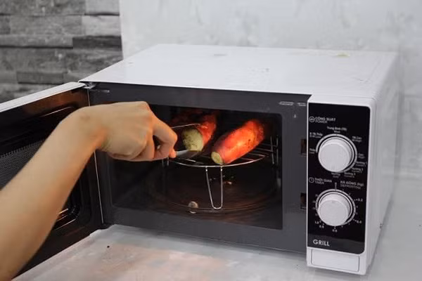 Nên sử dụng các chương trình nấu được cài đặt sẵn vì đã được tối ưu hóa; Nhập chính xác khối lượng thực phẩm khi rã đông, nấu theo chương trình (tùy vào phần mềm của từng loại lò) để quá trình nấu được tối ưu.