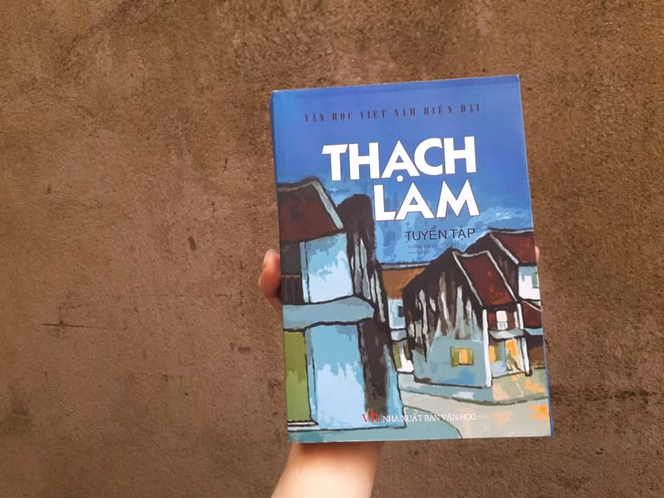 Lớn lên, cái nghèo khó vẫn đeo bám ông. Cưới vợ xong, Thạch Lam vẫn không có tiền lo cho tổ ấm. Chị gái ông nhường cho em trai một căn nhà đơn sơ tại Yên Phụ, ven Hồ Tây - Hà Nội. Nhuận bút của Thạch Lam không đủ nuôi mấy miệng ăn.