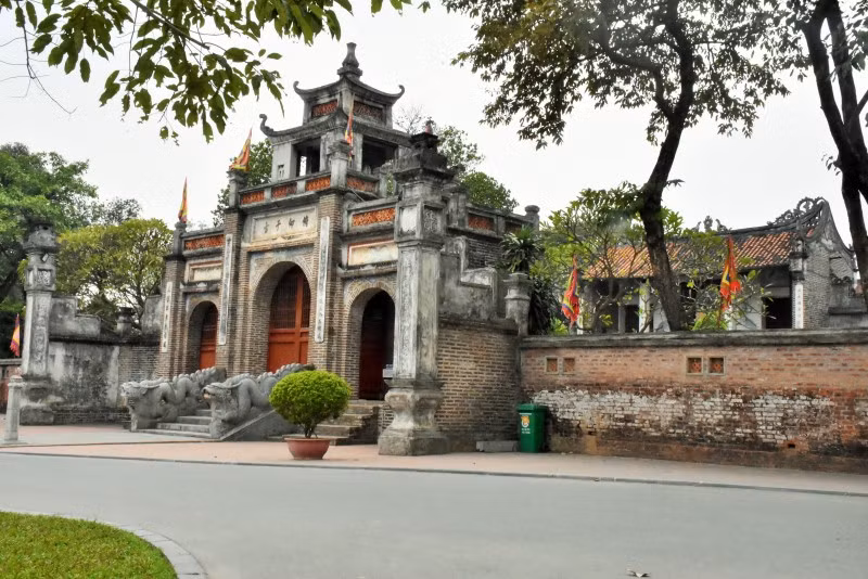 Ngay sau khi xây thành, Thục An Dương Vương đã chiêu tập những thợ mộc giỏi, sử dụng gỗ ở địa phương đóng thuyền chiến. Những hiệp thợ chuyên rèn vũ khí cũng xuất hiện, chế tạo côn, kiếm, dáo, mác và nỏ liên châu, mỗi phát bắn nhiều mũi tên. Có nhiều bằng chứng khảo cổ về sự tồn tại của hàng chục vạn mũi tên đồng, cho thấy nỏ liên châu được dùng ở đây.