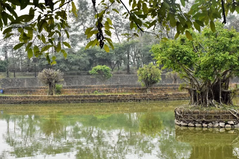 Khi xây thành, người Việt cổ biết lợi dụng tối đa các địa hình tự nhiên. Họ tận dụng chiều cao của các đồi, gò, đắp thêm đất cho cao hơn để xây nên hai bức tường thành phía ngoài. Vì thế hai bức tường thành này nét uốn lượn theo địa hình chứ không băng theo đường thẳng như bức tường thành trung tâm.