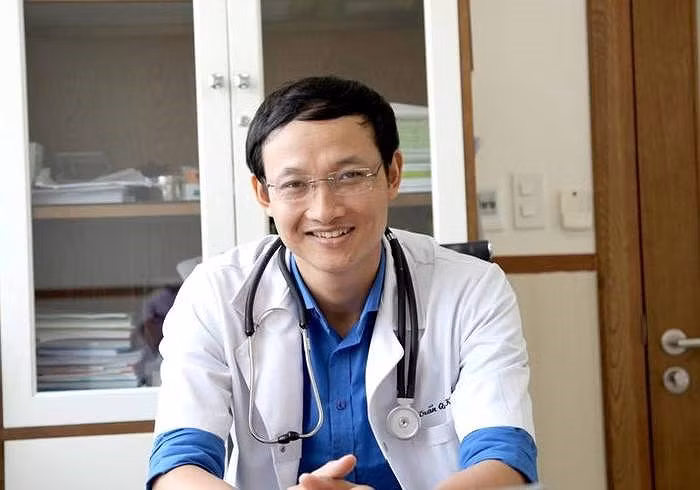 BS. Trần Quốc Khánh là một trong số những bác sĩ trẻ thường xuyên chia sẻ những thông tin, kiến thức bổ ích về y khoa, lan toả năng lượng tích cực trên các nền tảng xã hội với hàng chục nghìn lượt theo dõi.