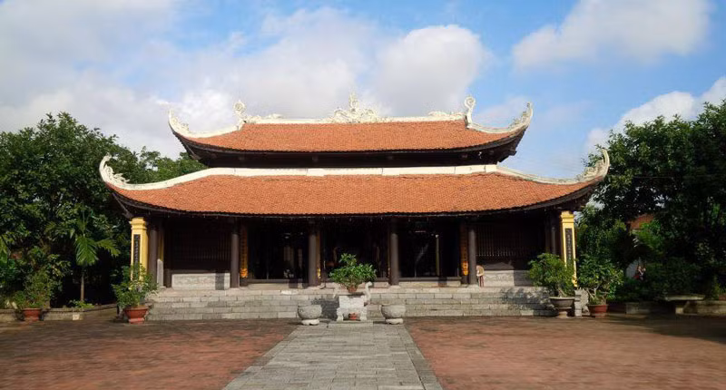Ông cũng viết nhiều về thế thái nhân tình như "Tau ở nhà tau, tau nhớ mi/ Nhớ mi nên phải bước chân đi/ Không đi mi nói: răng không đến?/ Đến thì mi nói: đến làm chi". (Ảnh: Khu di tích đền thờ Nguyễn Công Trứ)