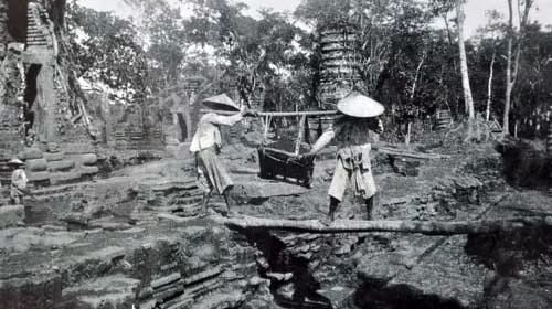 Công lao của Nguyễn Công Trứ được ghi nhận ở nhiều lĩnh vực. Ông có sáng kiến chiêu mộ dân nghèo, đắp đê lấn biển, lập ấp, khai sinh các huyện Kim Sơn (thuộc tỉnh Ninh Bình ngày nay), Tiền Hải (thuộc tỉnh Thái Bình ngày nay)…