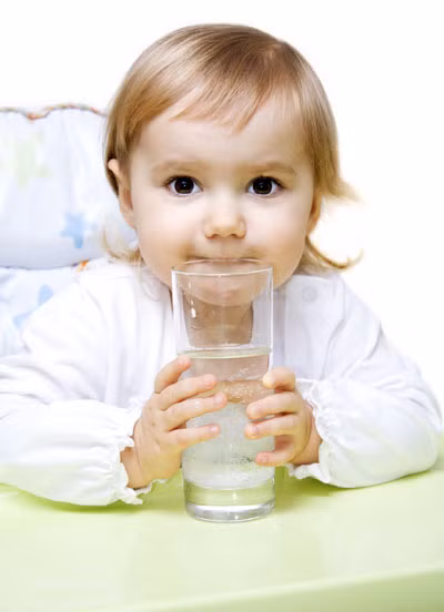 Nước: Uống nhiều nước sẽ giúp làn da bé căng mịn hơn. Uống nước thường xuyên cũng là thói quen nên dạy cho trẻ ngay từ nhỏ vì còn có tác dụng tăng cường sức khỏe tiêu hóa, cải thiện hệ thống bài tiết...