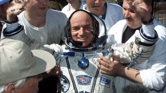 Tỷ phú Mỹ Dennis Tito là hành khách đầu tiên mua vé bay vào vũ trụ.