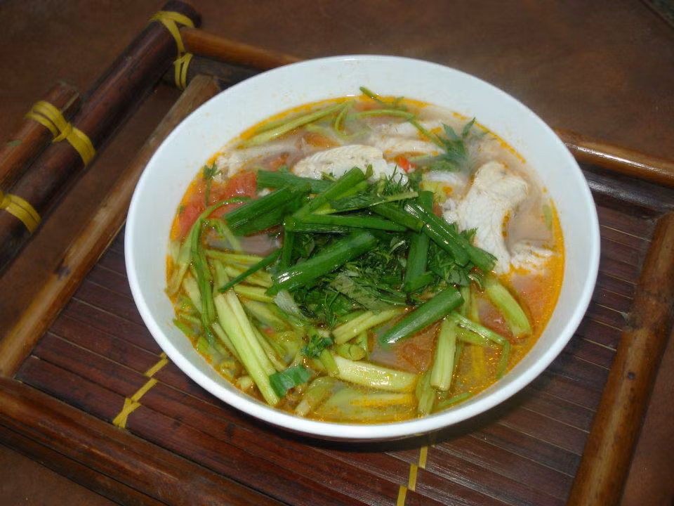 Rau cần: Canh cá rau cần có chứa nhiều vitamin A, C, các chất sắt, phốt-pho... có tác dụng giải độc cơ thể, giảm thiểu chứng thiếu máu và tính trạng ốm vặt ở trẻ.