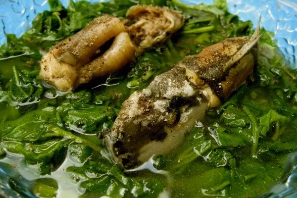 Cải trời: Canh cá nấu rau cải trời cũng có các giá trị dinh dưỡng tương đương với các loại rau cải khác nhưng được dùng phổ biến ở miền nam nước ta. Đặc biệt, rau cải trời còn có tác dụng thanh nhiệt, giúp tăng cường sức khỏe hệ tiêu hóa của trẻ.