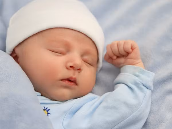 Ngày thứ 7 cũng chính là lúc bài học cho bé ngủ đúng giờ đã hoàn thành. Cơ thể bé đã hình thành phản xạ ngủ vào đúng giờ bạn muốn và thậm chí ngay cả khi bạn bế con giữa đám đông bé vẫn chìm vào giấc ngủ một cách vô thức.