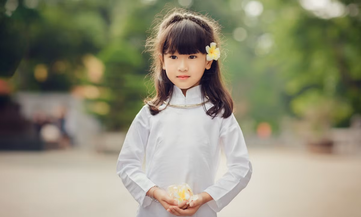 Tiếp theo là chăm sóc tóc. Tránh cho tóc bé tiếp xúc với keo, gôm hay thuốc nhuộm từ quá sớm, bạn nên sử dụng những cách chăm sóc tóc tự nhiên cho bé như dùng bồ kết hay sử dụng dầu dừa.