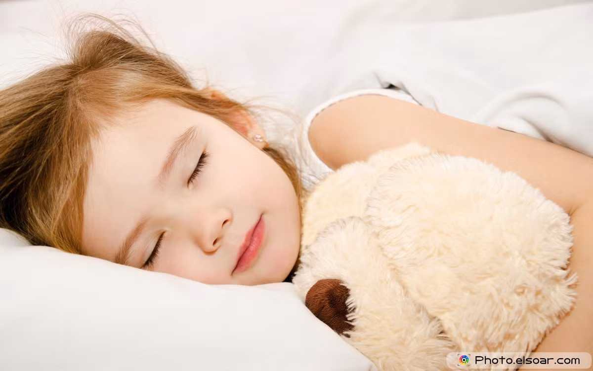 Dậy trẻ đi ngủ đúng giờ. Thời gian ngủ là lúc cơ thể bé phát triển mạnh nhất, ngoài ra, việc dạy bé ăn ngủ đúng giờ cũng sẽ giúp xây dựng chế độ sinh hoạt điều độ, hợp lý cho bé ngay từ khi còn nhỏ.