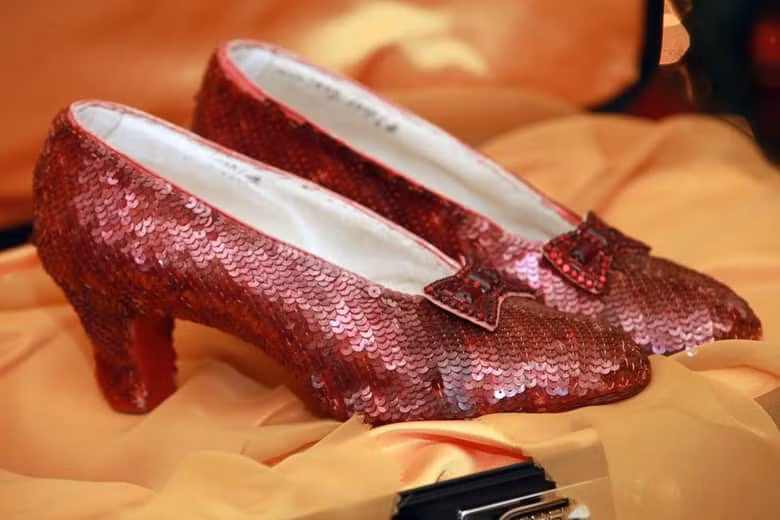 Đôi giày làm bằng đá ruby được sử dụng trong bộ phim "Phù thủy sứ Oz" phiên bản đầu tiên vào năm 1939. Đến năm 2005 đôi giày này đã bị lấy cắp ra khỏi bảo tàng Judy Garland ở Minnesota. Cho đến nay, vẫn chưa thấy ai rao bán đôi giày trị giá 3 triệu USD này.
