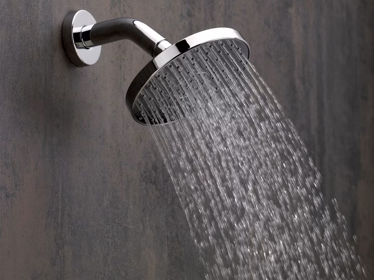 Khi tắm xong nếu tráng người một lúc bằng nước lạnh, bạn sẽ ít có nguy cơ bị mụn trứng cá hơn vì nước lạnh sẽ làm các lỗ chân lông se khít lại giúp đẩy hết bụi bẩn bên trong ra ngoài.