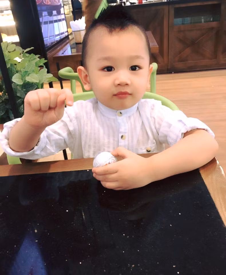 Bé Chum Chum, cậu con trai duy nhất của Lã Thanh Huyền trông rất kháu khỉnh và đáng yêu.