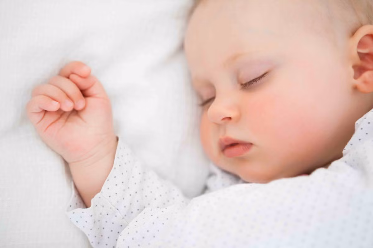 Cách dạy bé ngủ đúng giờ kéo dài trong 7 ngày và ngay cả những bé cứng đầu nhất cũng sẽ ngoan ngoãn ngáy khò khò từ ngày thứ 8 trở đi. Ngày đầu tiên, bạn hãy đặt bé xuống giường vào giờ ngủ bạn mong muốn.