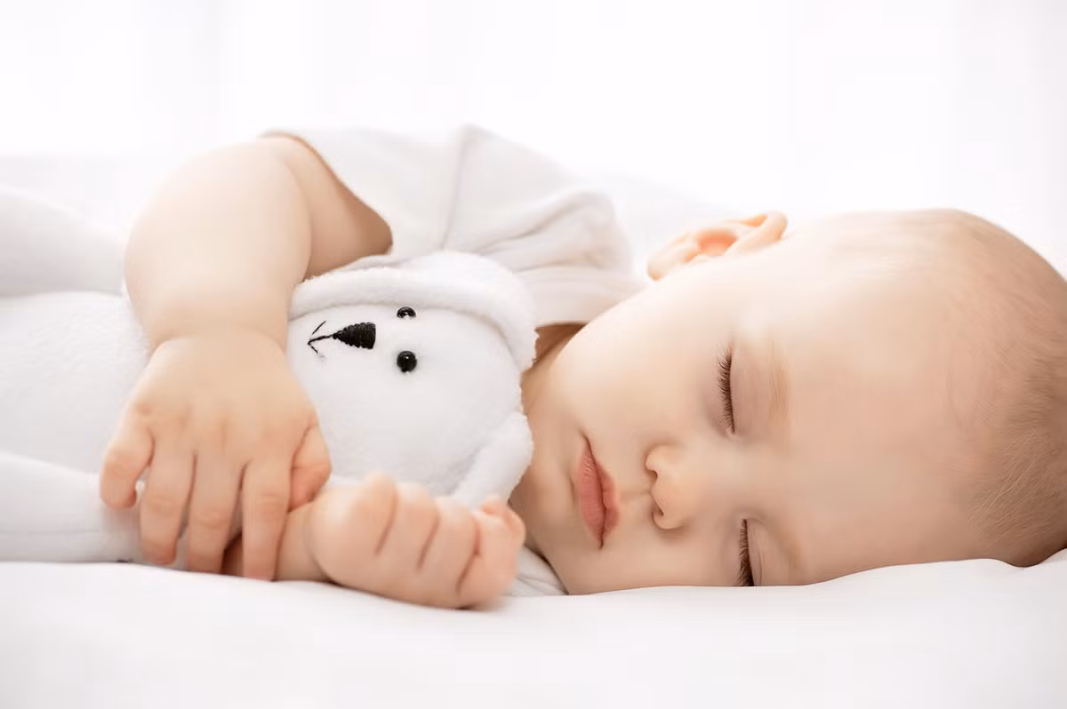 Ngày thứ hai lặp lại như ngày thứ nhất. Mặc dù ngay từ ngày đầu tiên, bé có thể sẽ có biểu hiện quấy khóc nhưng nếu muốn dạy bé ngủ đúng giờ thì điều quan trọng nhất là không được bế, dỗ bé khi bé khóc giữa đêm.