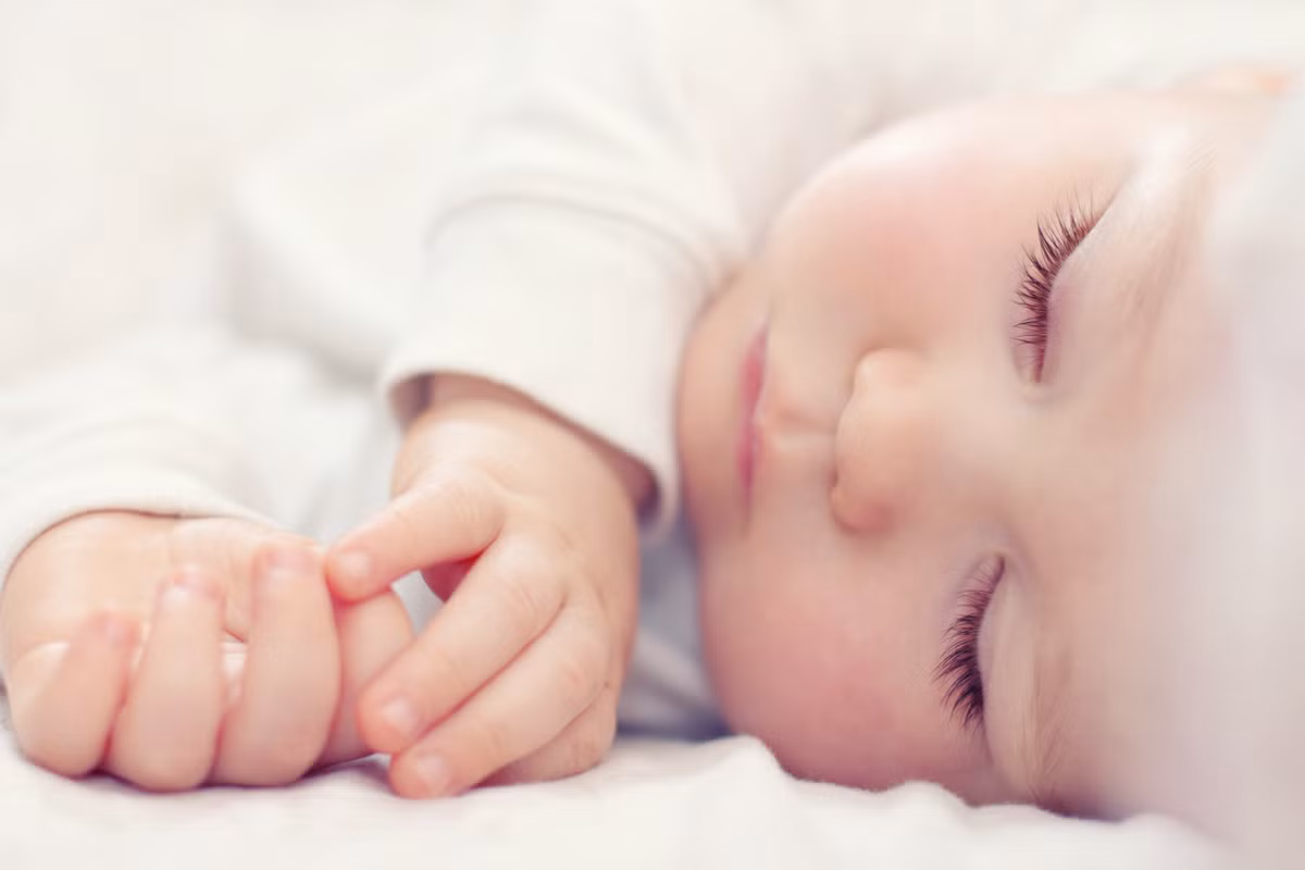 Bé sẽ ngủ ngon lành vào ngày thứ tư. Khóc là cách giao tiếp duy nhất của trẻ với cha mẹ và việc trẻ khóc giữa đêm thực chất là hành động gọi mẹ để được bế. Nếu mẹ không đáp ứng nhu cầu được bế này của bé thì dần dần qua 2 đến 3 ngày bé sẽ chán không muốn gọi mẹ nữa.