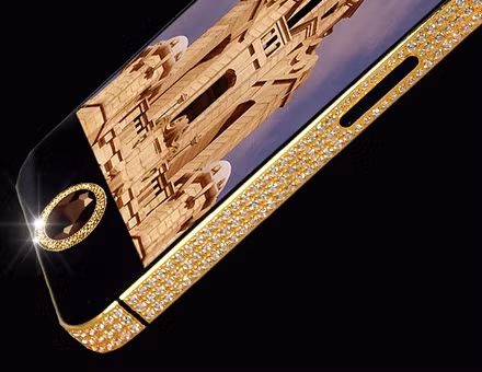 Có tên gọi iPhone kim cương đen, một đại gia giấu tên đã chi ra 15,3 triệu USD để sở hữu chiếc máy độc nhất thế giới này.