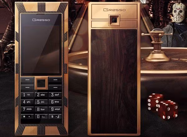 Nếu muốn không thích kim cương và vàng thì Gresso Luxor Las Vegas Jackpot sẽ là sự lựa chọn tuyệt vời cho bạn. Chiếc điện thoại giá 1 triệu đôla này chỉ có duy nhất một viên kim cương đen nặng 180 gram.