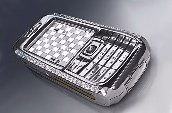 Chiếc điện thoại Diamond Crypto SmartPhone này có giá 1,3 triệu USD bao gồm 60 viên kim cương trong đó có 10 viên kim cương xanh cực quý hiếm và công nghệ theo dõi bảo mật độc quyền.