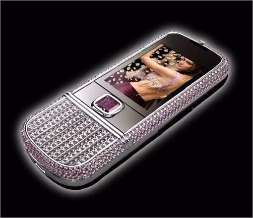 Hoài cổ hơn một chút sẽ là mẫu Nokia 8800 kim cương hồng. Mẫu Nokia 8800 đã và vẫn đang là một biểu tượng thiết kế trong làng điện thoại di động. Phiên bản đính kim cương hồng có giá 134.000 USD.